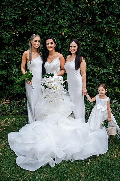 Chelsea posing with her bridesmaids