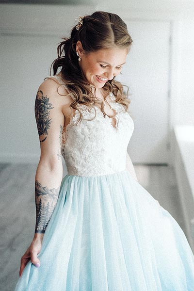 Taylor looking lovely in her lace and tulle wedding dress